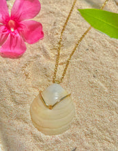 Load image into Gallery viewer, Natural Bermuda Shell Necklace (medium)
